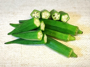 オクラにおすすめのコンパニオンプランツは何？一緒に植えるべき野菜や植物は？