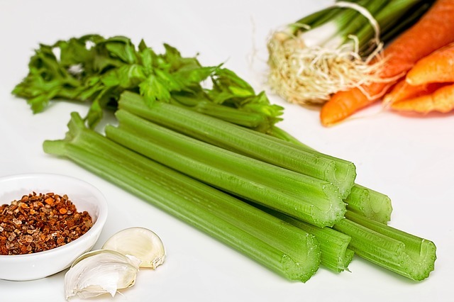 セロリの食べ方10選!生でも食べられるセロリのオススメの調理法は?