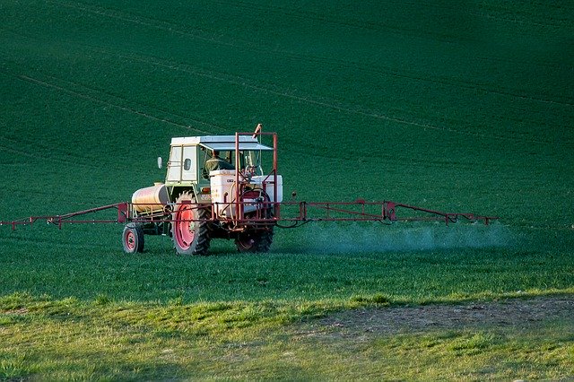 除草剤の上手な散布方法とは?正しく安全に使うためのポイントを解説!のイメージ