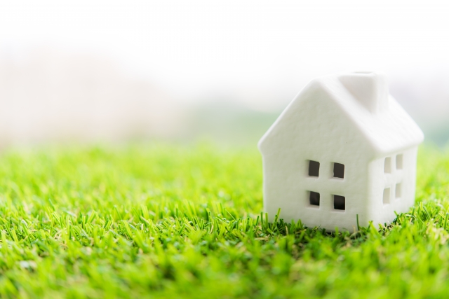 芝生で使用する「目土（めつち）」とは？意味や役割をわかりやすく解説！