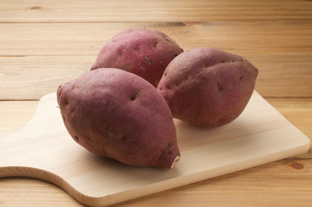 サツマイモを長持ちさせるための保存方法!カットする?最適な温度は?