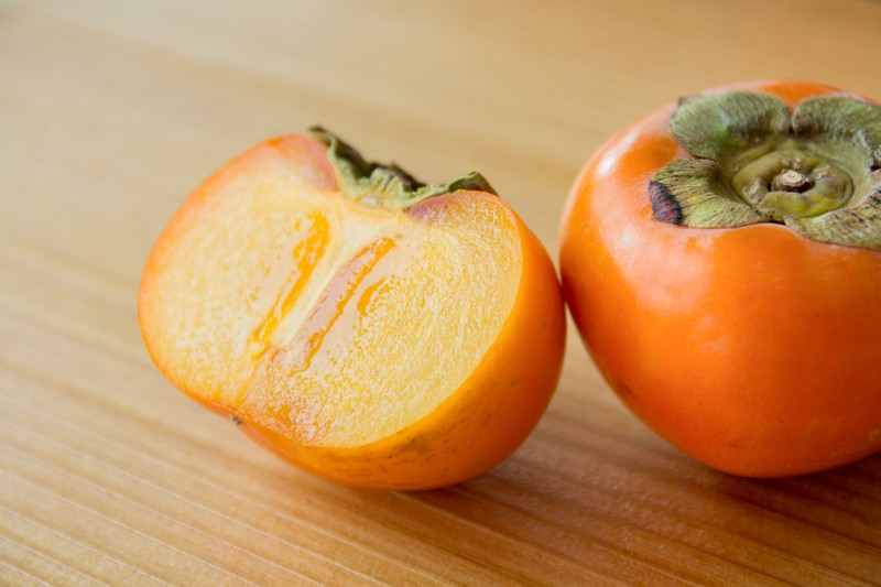 柿は皮ごと食べるべき?皮に含まれる栄養や農薬の洗い落とし方を紹介!のイメージ