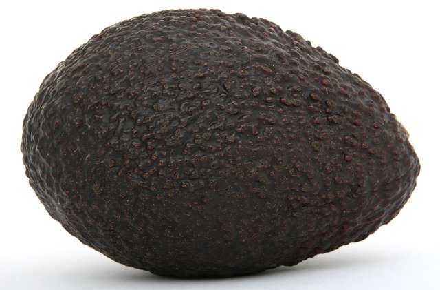 アボカドの中の黒い斑点はカビ?食べられるかどうかの見分け方を解説