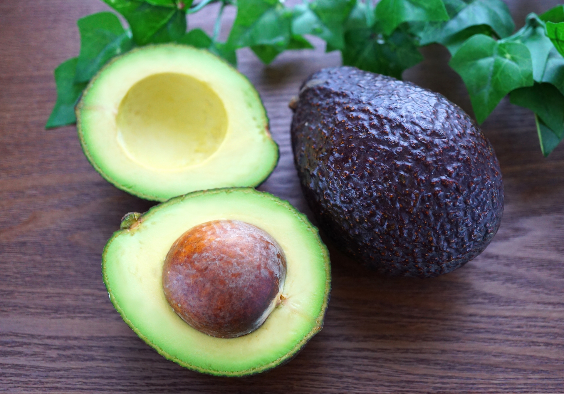 アボカドの食べ頃の見分け方!柔らかさ以外で見分けるポイントは?