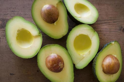 アボカドを水耕栽培しよう!枯れる原因や発芽させるコツを詳しく解説のイメージ