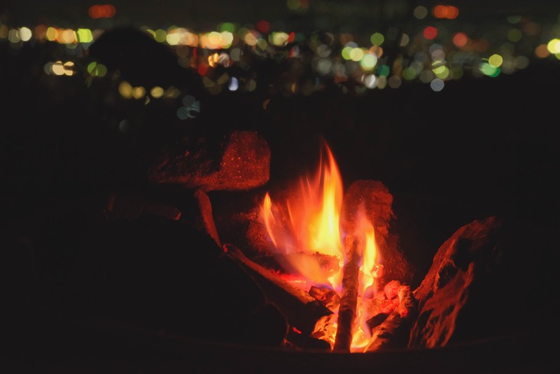 スウェーデントーチの作り方！キャンプで迫力満点の焚き火を楽しもう